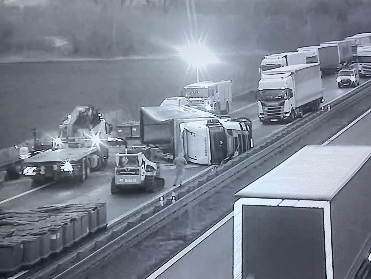 Doprava na D2 smerom na Brno odklonená po prevrátení kamióna