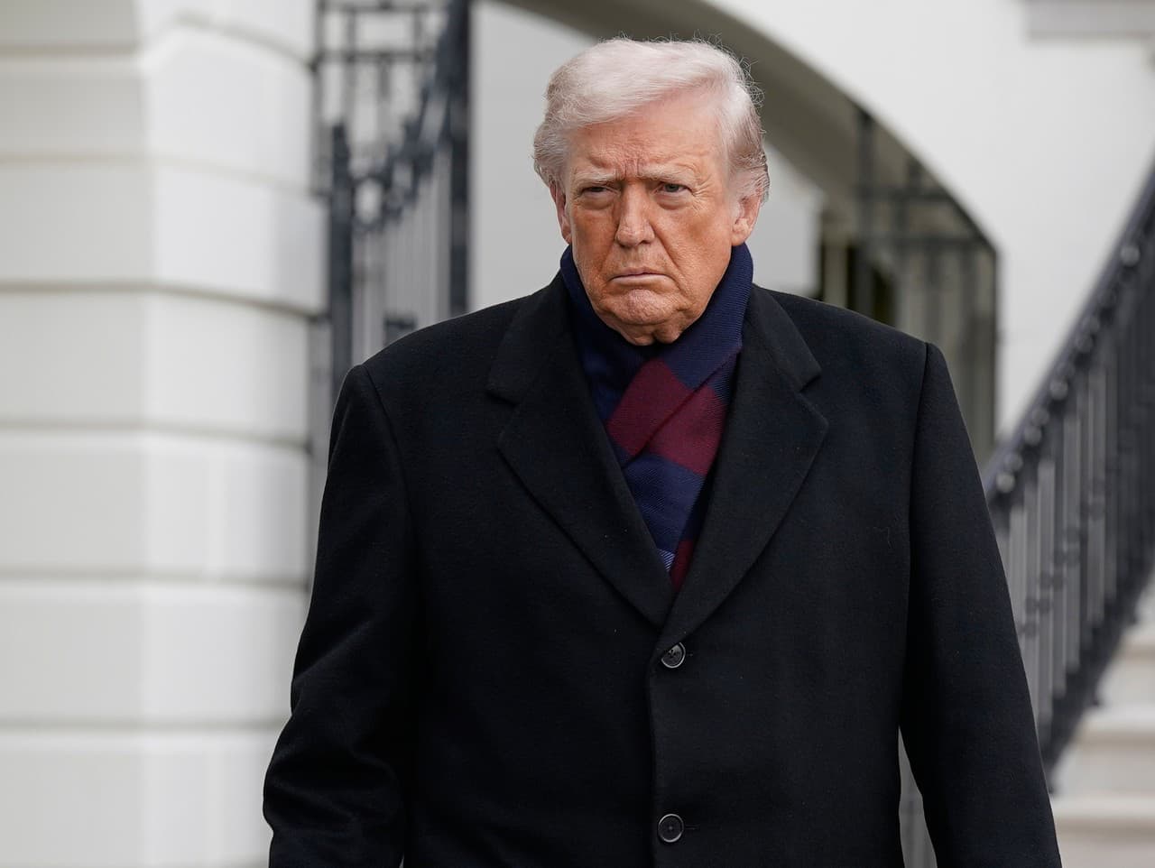 Trump sa skrýva po zverejnení Epsteinových spisov