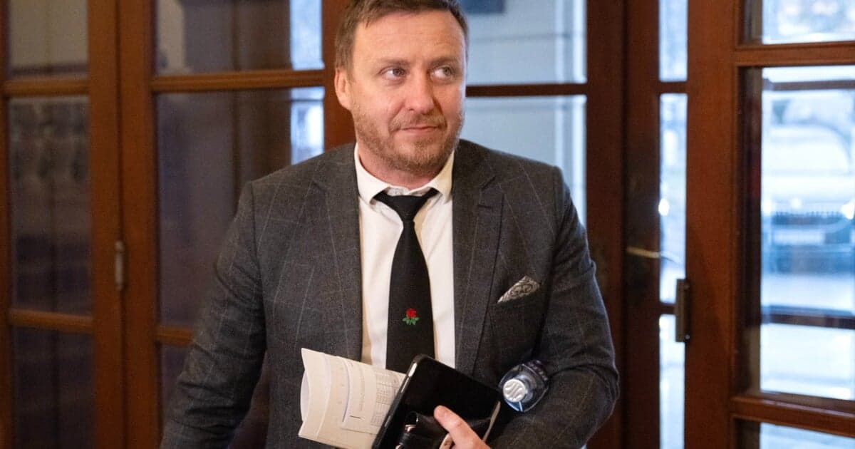 Český profesor podal trestné oznámenie na Petra Kotlára