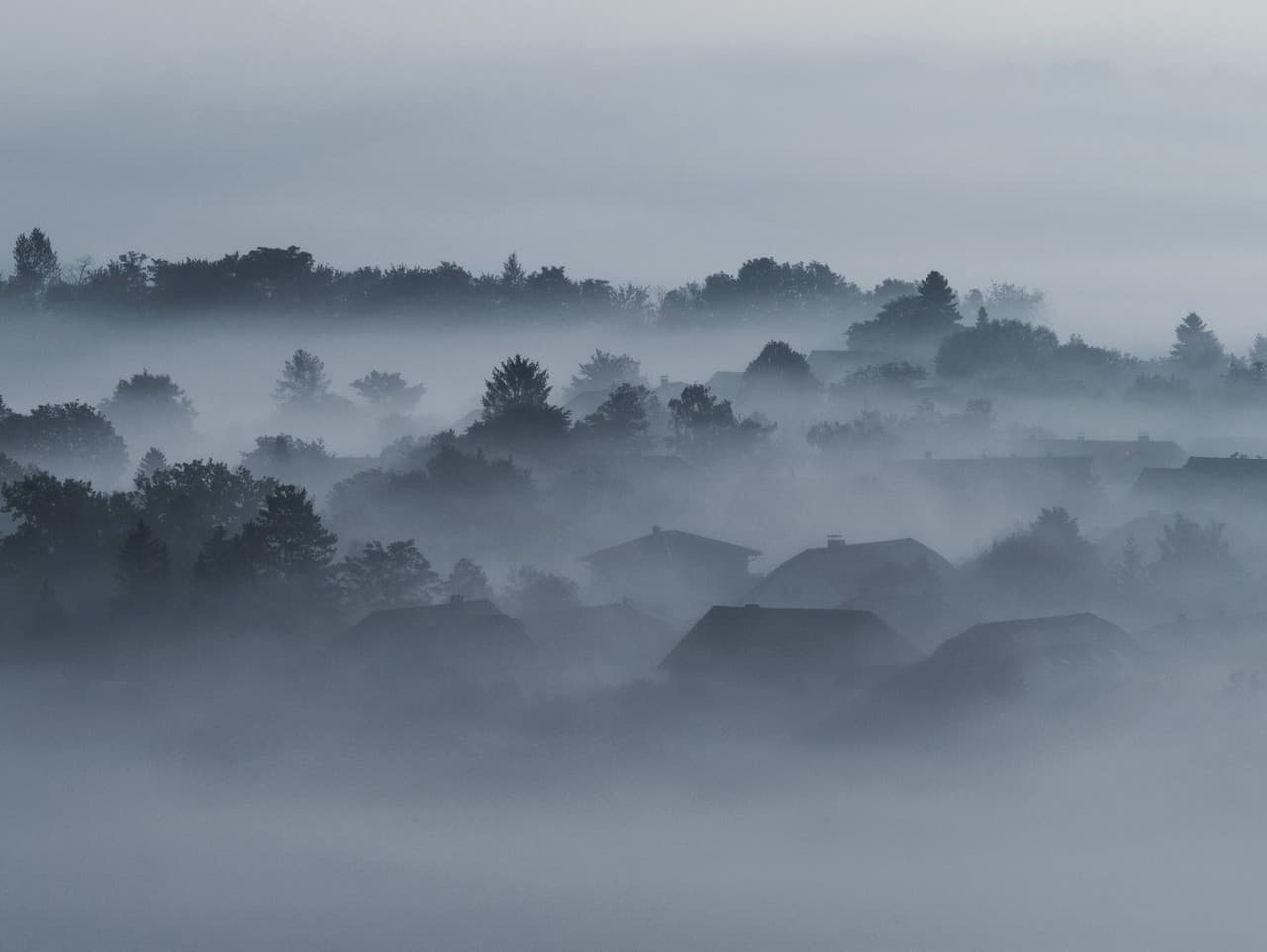 Hustá hmla ohrozuje bezpečnosť na cestách