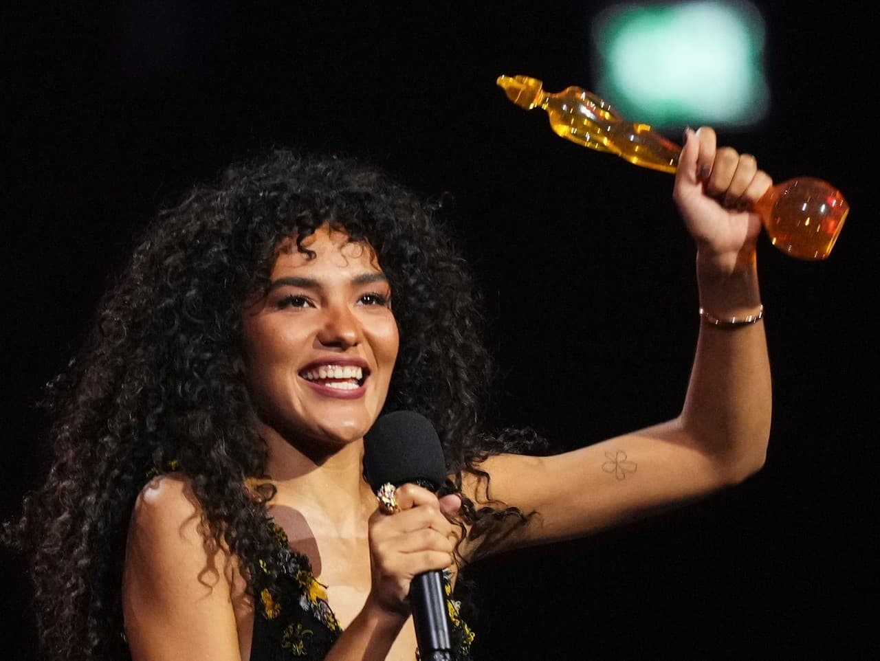 Olivia Dean triumfuje na Brit Awards s štyrmi oceneniami