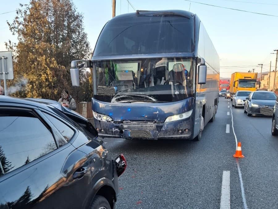 Dopravná nehoda v Svinici: Autobus sa zrazil s osobným autom
