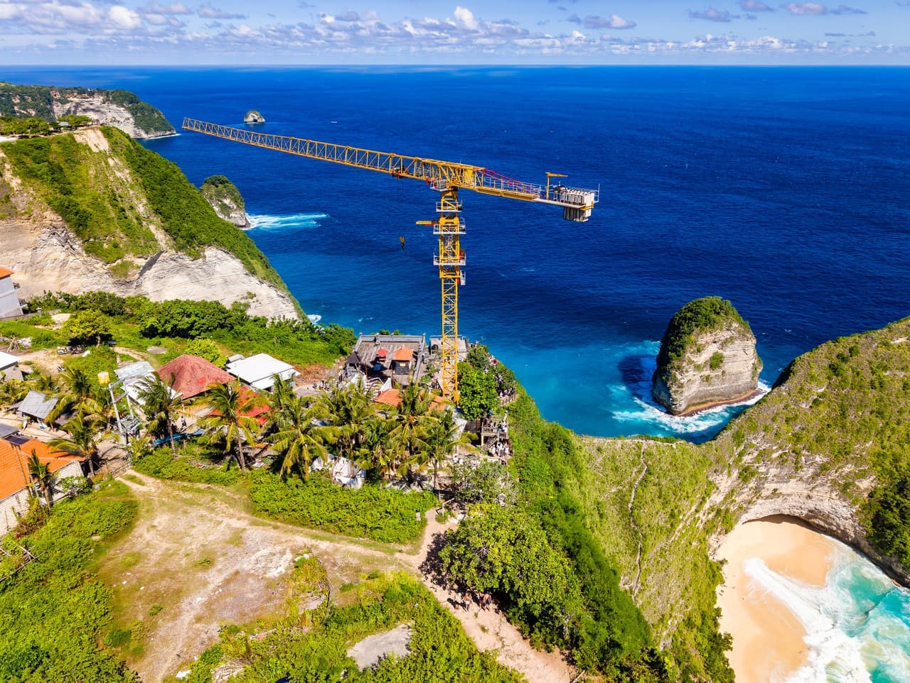 Kontroverzný výťah na pláži Kelingking vyvoláva pobúrenie turistov