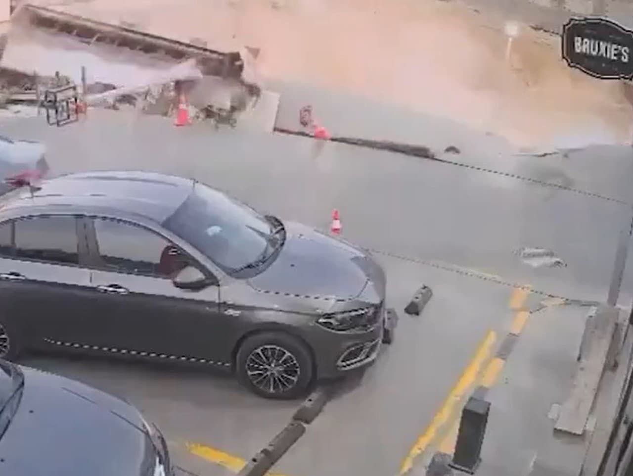 Desivý incident v Káhire: Zem sa prepadla a pohltila čerpaciu stanicu