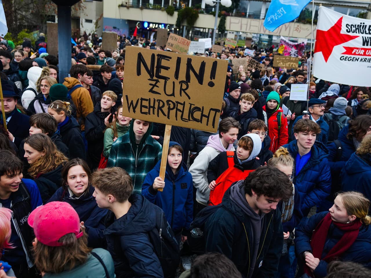 Protesty žiakov v Nemecku proti brannej povinnosti naberajú na sile