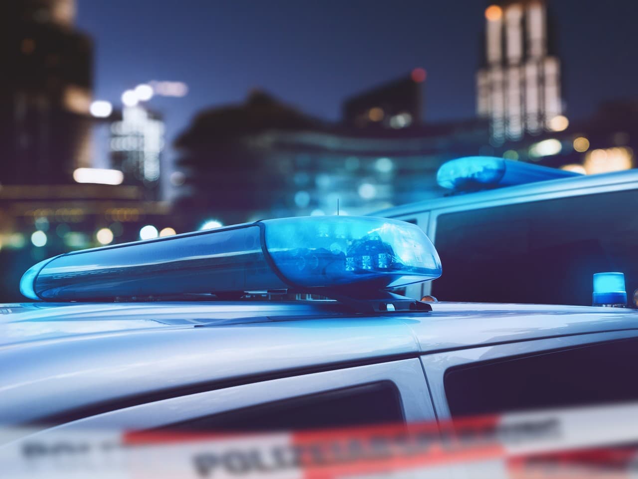 Hrôza v Nemecku: Auto vrazilo do zastávky plnej ľudí