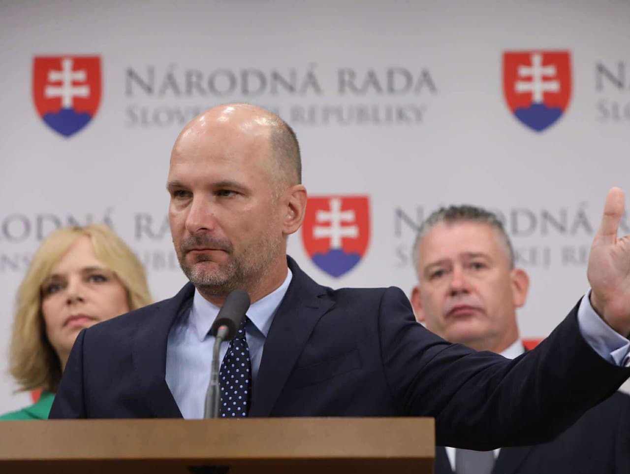 Hnutie Slovensko kritizuje Kaliňáka za nákup lietadiel z roku 2024