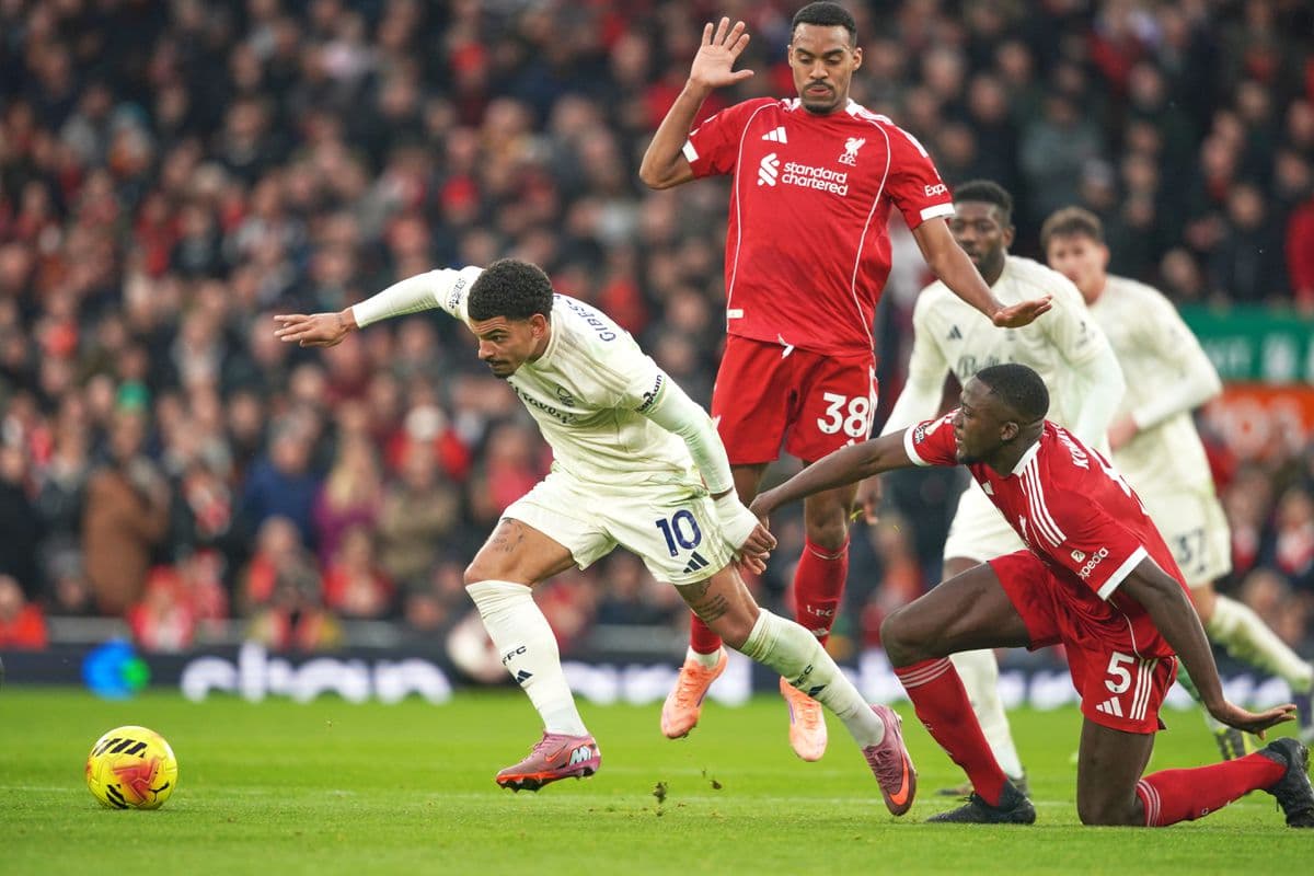 Liverpool sa zmieta v kríze, tréner berie zodpovednosť