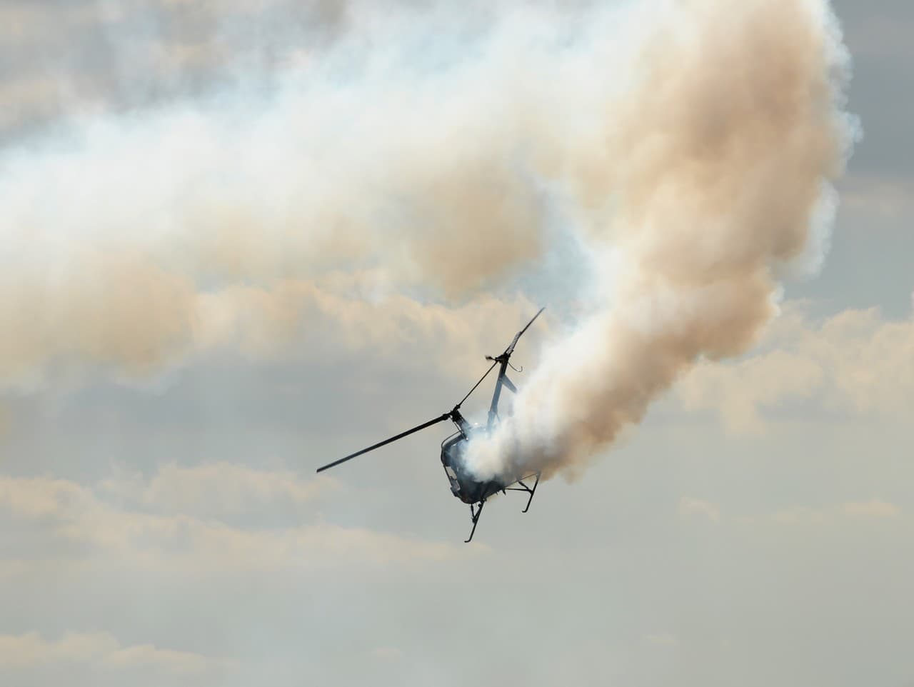 Tragédia v Iráne: Vojenský vrtuľník sa zrútil na trh s ovocím