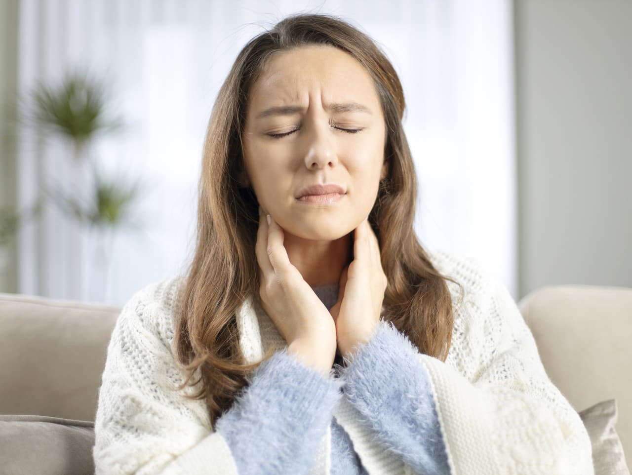 Jednoduchý trik na bolesť hrdla, ktorý máte doma