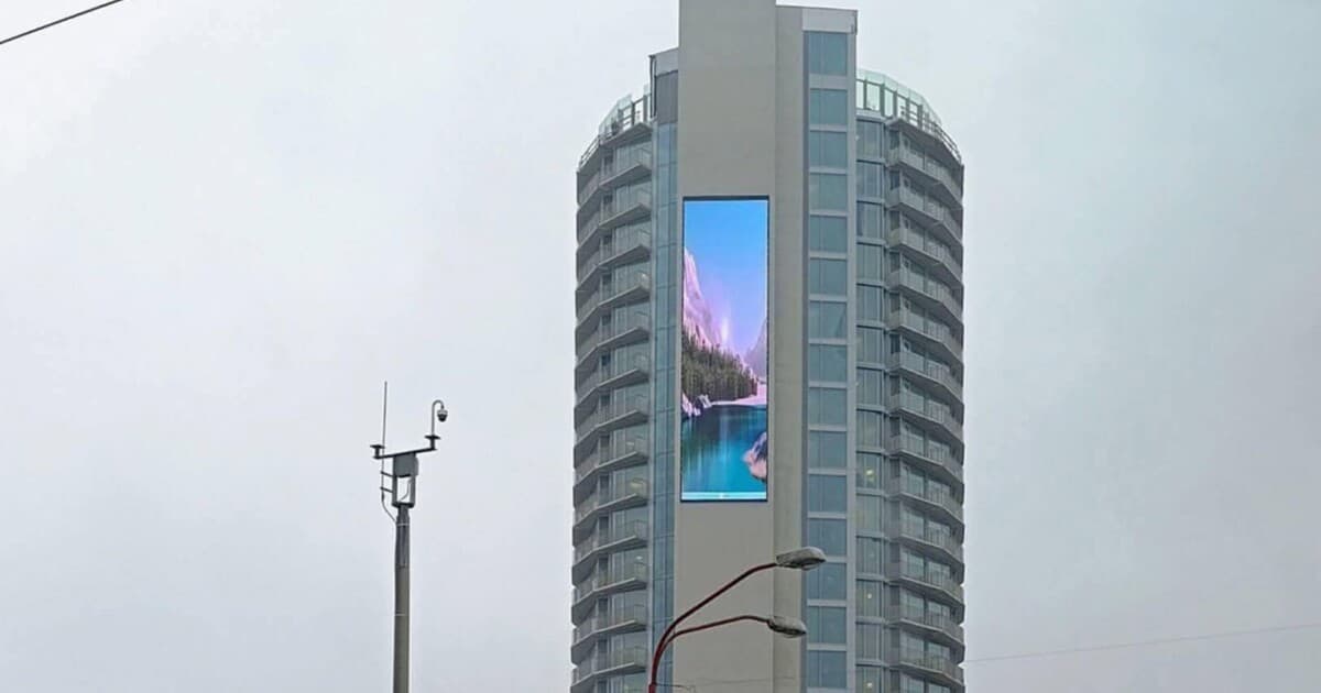 Obrovský LED panel na Kukurici vyvoláva obavy obyvateľov Nového Mesta