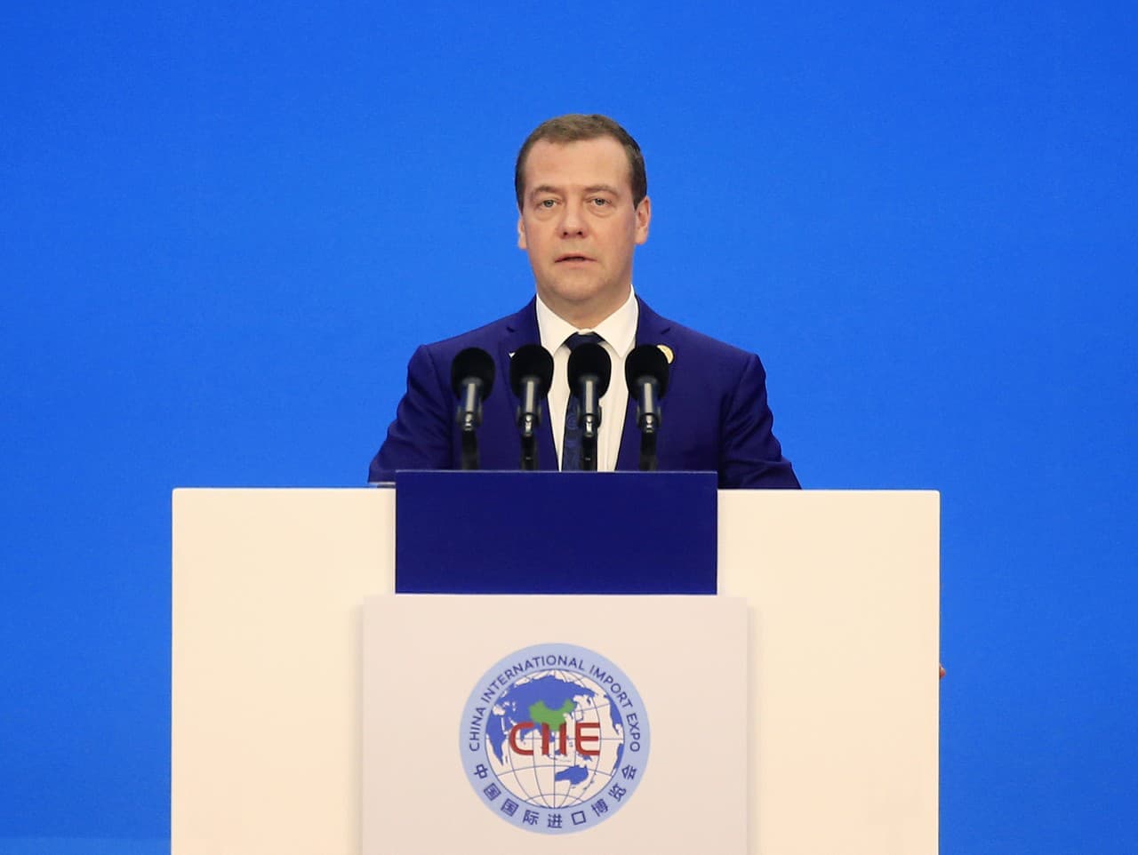Medvedev opäť šokuje: Vulgárne útoky na európske líderky