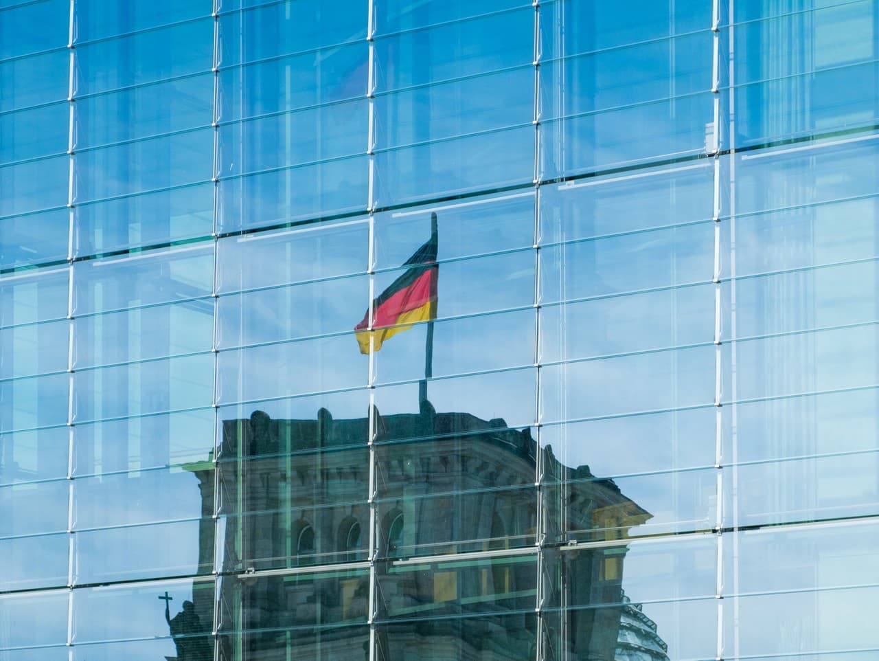 Nemecká opozícia posilňuje, koalícia stráca členov