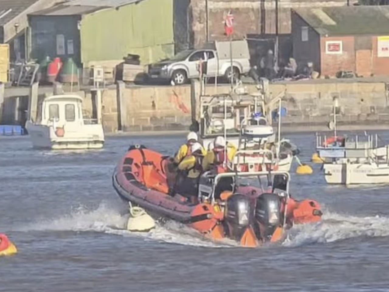 Rozsiahla záchranná akcia v Anglicku: Dvaja plavci nezvestní