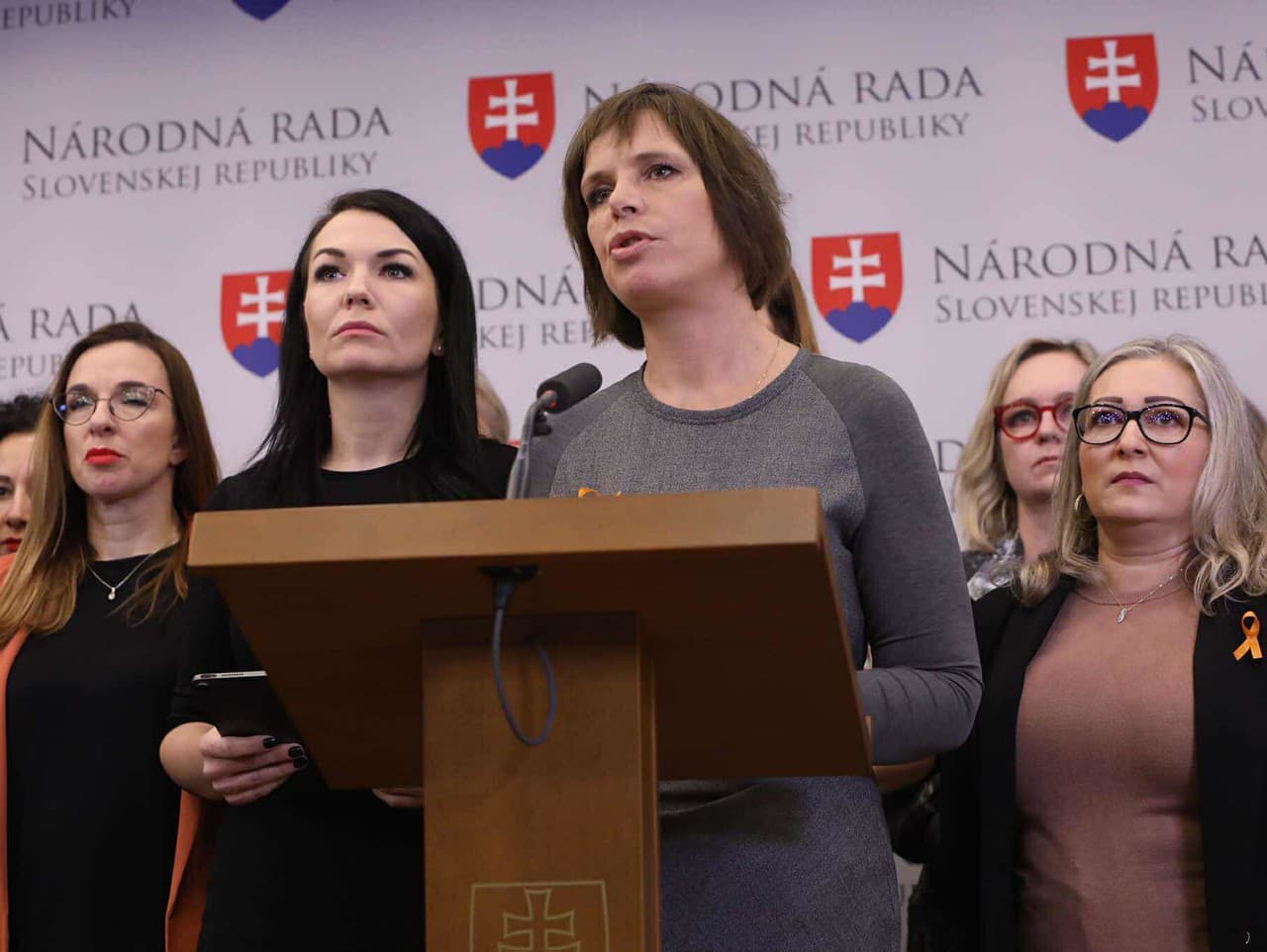 Opozícia žiada vládu: Násilie na ženách musí skončiť!