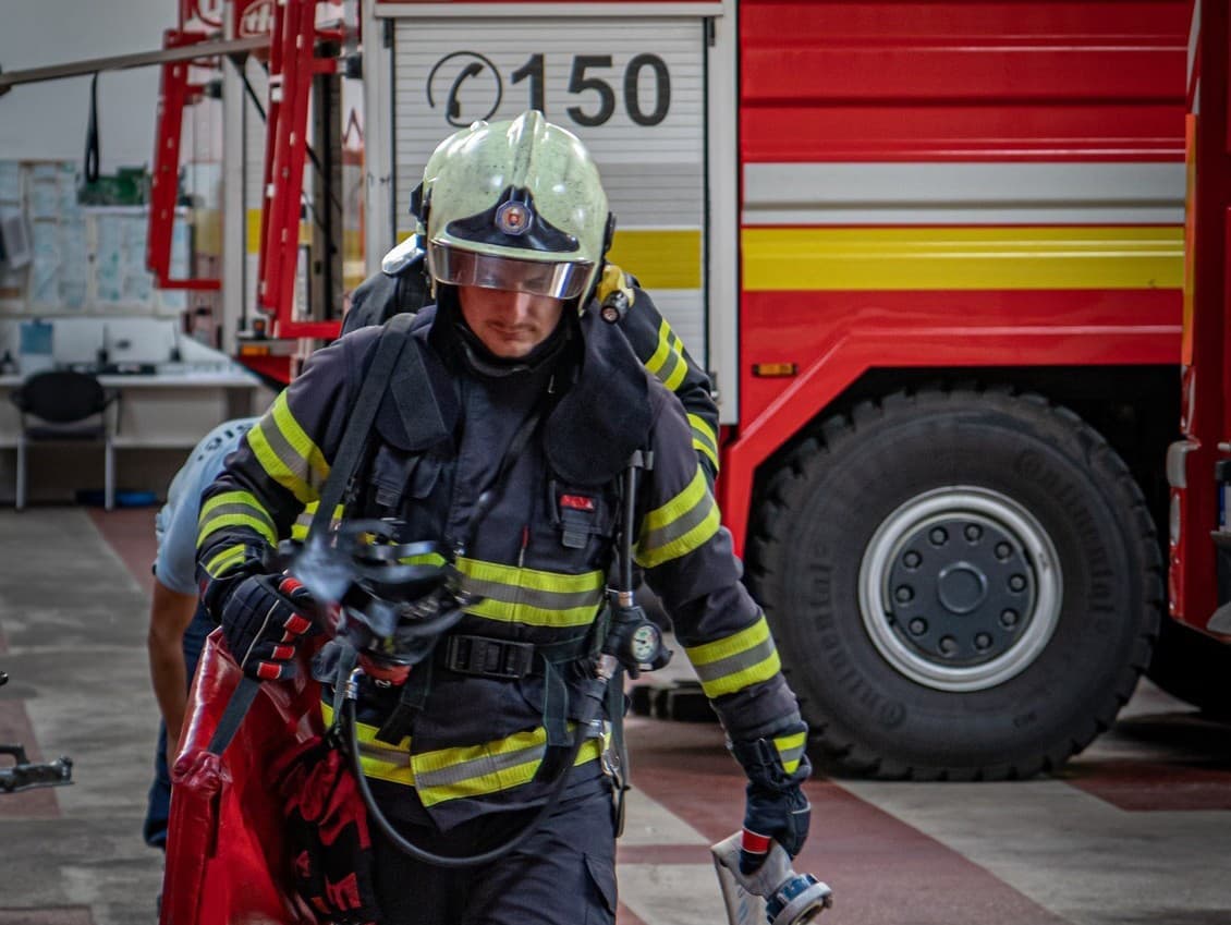 Požiar letnej kuchyne v Trstíne: Rýchly zásah polície a hasičov