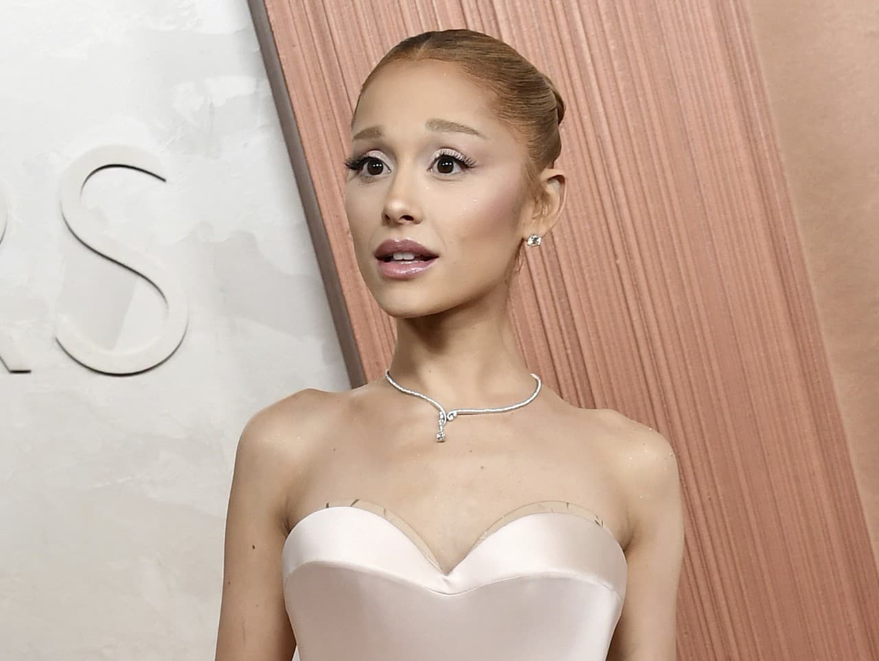 Ariana Grande čelila útoku na premiére filmu v Singapure