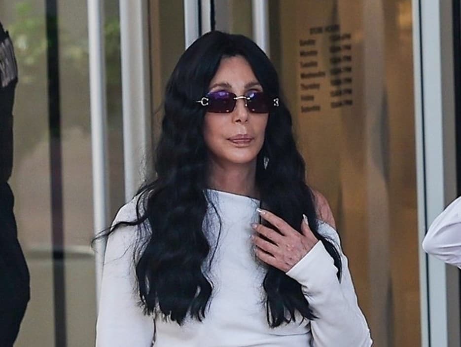 Cher prekvapila s blond hrivou na SNL v 79 rokoch