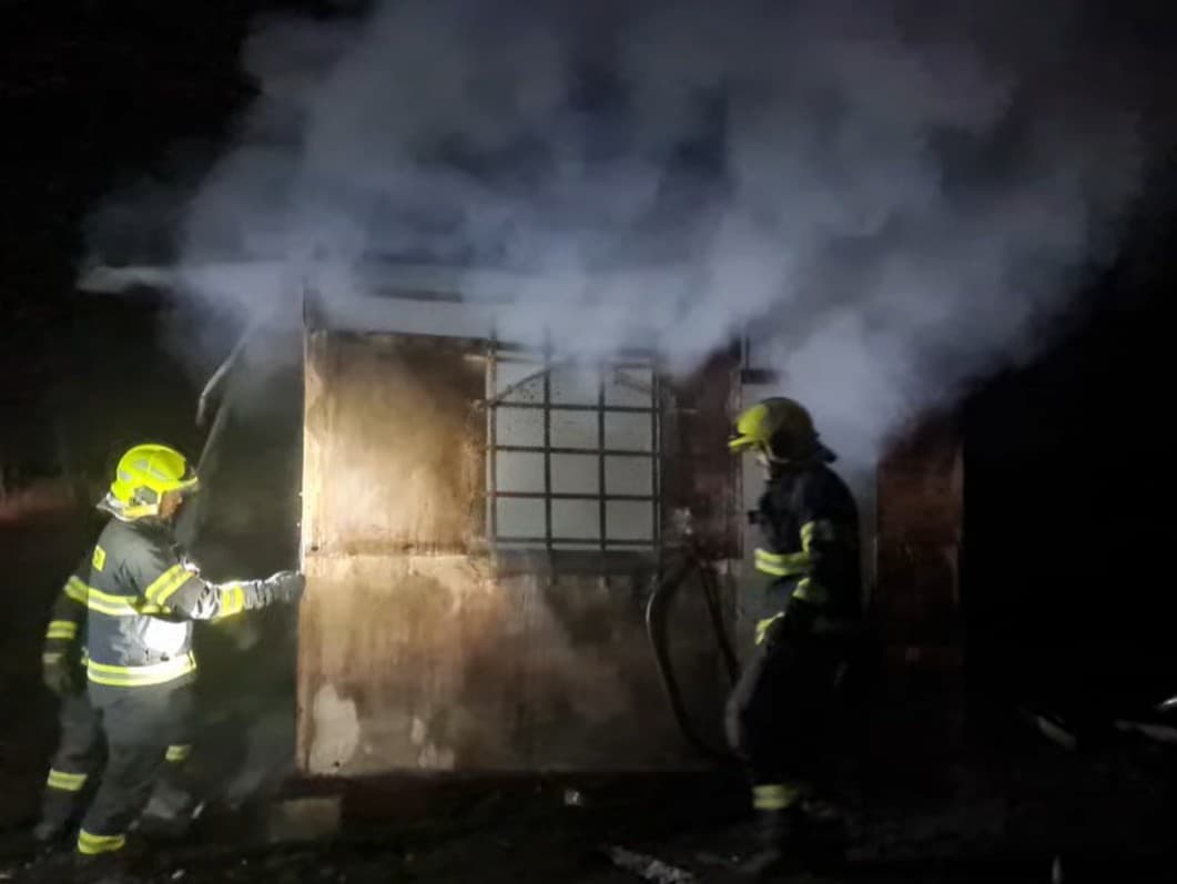 Požiar drevenej búdy v Bánovej: Zranená osoba v nemocnici