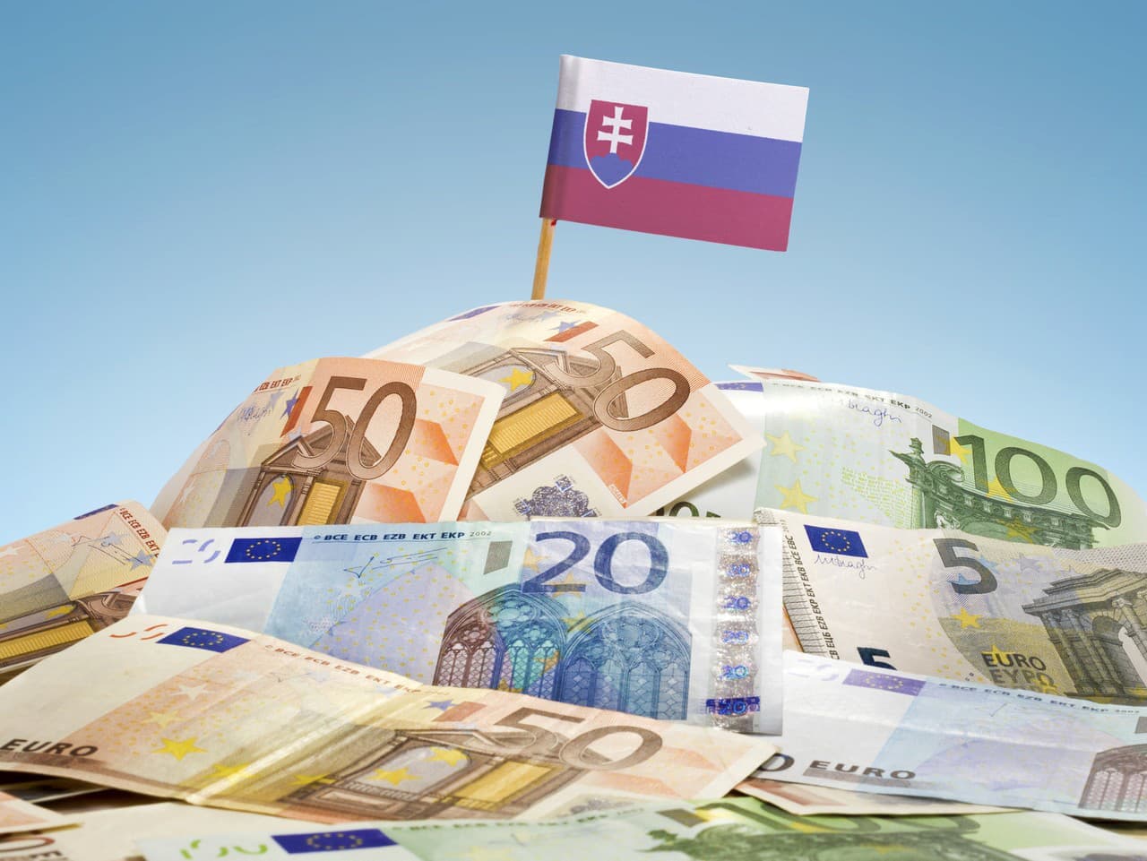 Slovensko si v prvej aukcii dlhopisov požičalo 539 miliónov eur
