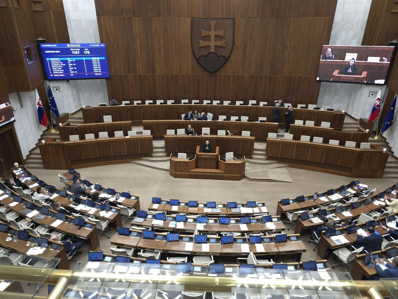 Parlament pokračuje v rokovaniach o výročnej správe a bankovej novele