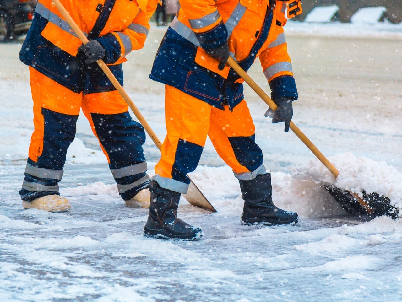 NDS zahájila zimnú sezónu: Posypali stovky kilometrov ciest
