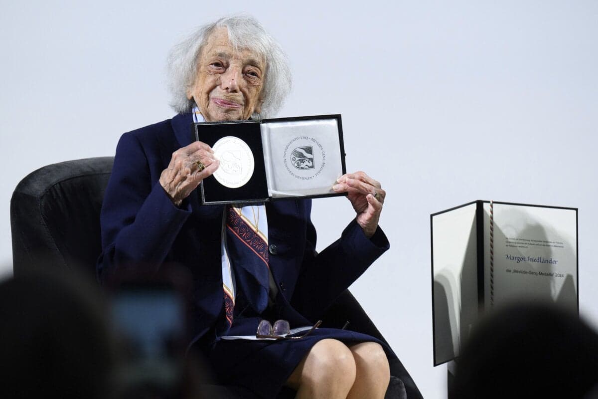 Nemecko uctí holocaust preživšiu Friedländerovú pamätnou známkou