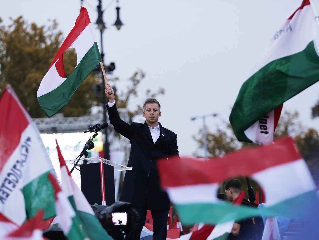 Preferencie politických strán v Maďarsku: TISZA vedie pred Fideszom