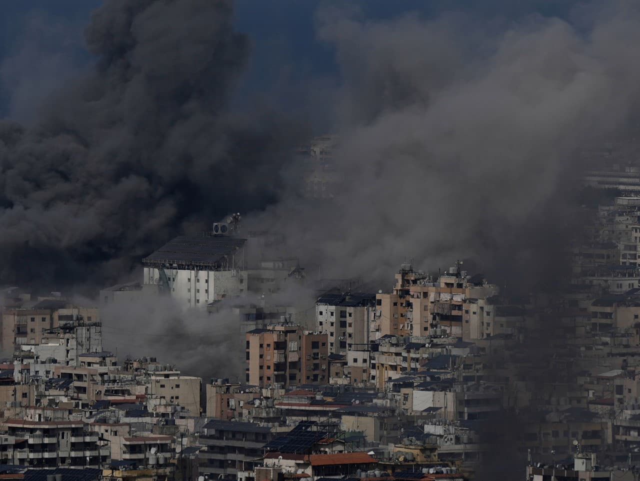 Izrael varuje pred útokmi: Evakuácia predmestí Bejrútu