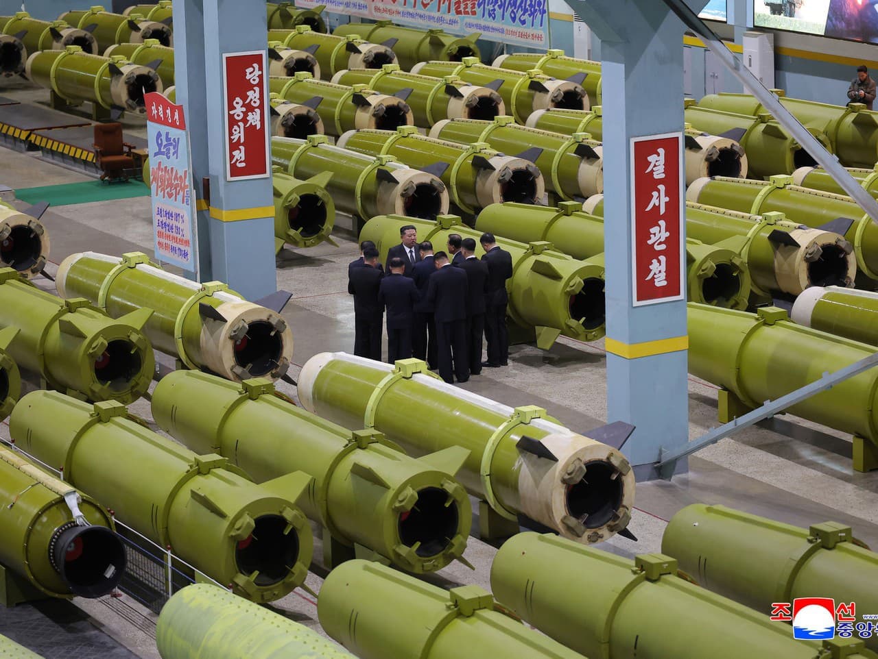 Kim Čong-un oslavuje nové raketomety v Severnej Kórei