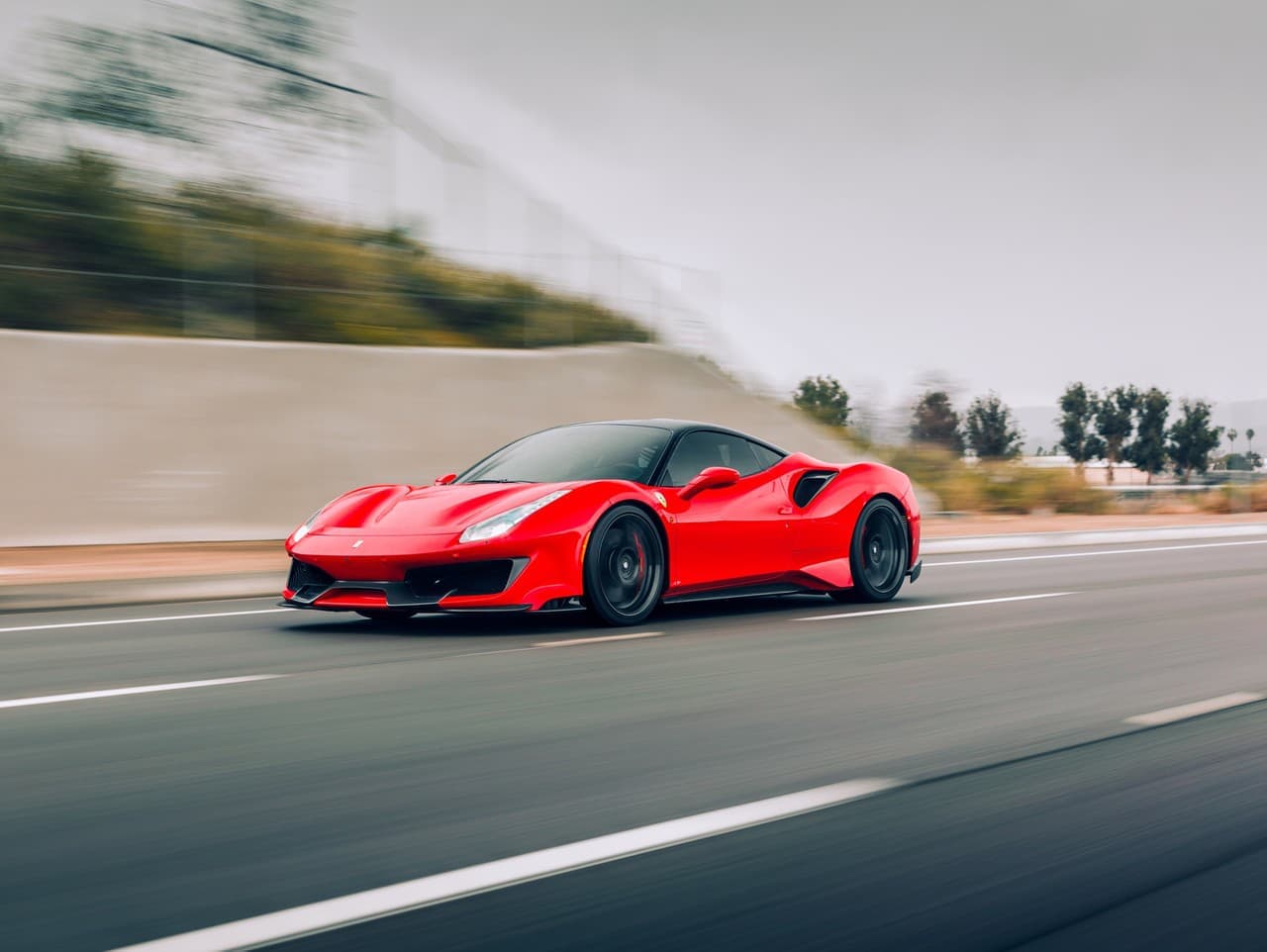 Bezdomovec vo Ferrari: Šokujúci podvod francúzskej rodiny odhalený