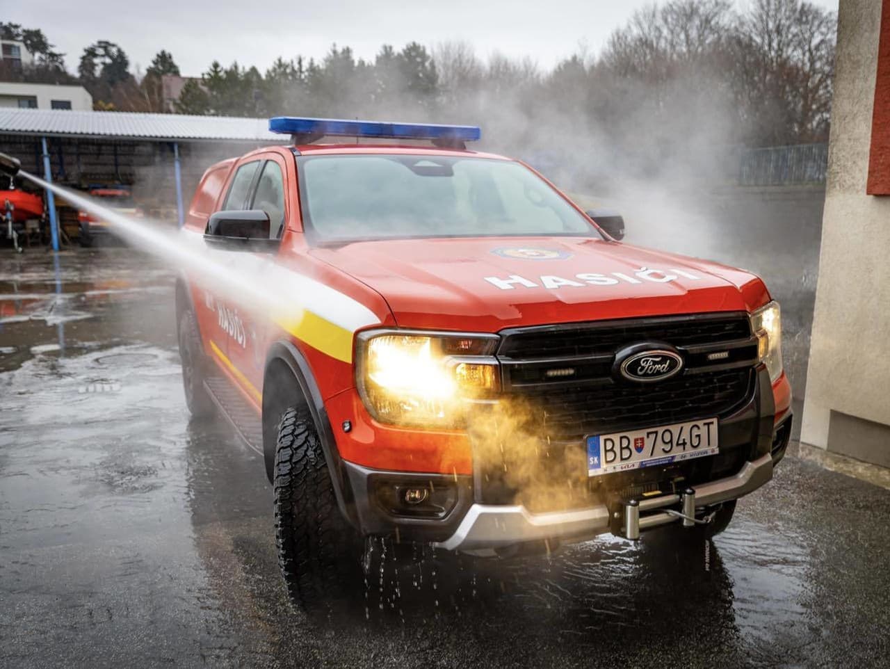 Hasiči v Nitre a Banskej Bystrici získali nové terénne vozidlá