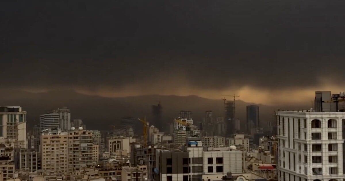 Teherán zahalený dymom: Útoky na ropné sklady vyvolali paniku