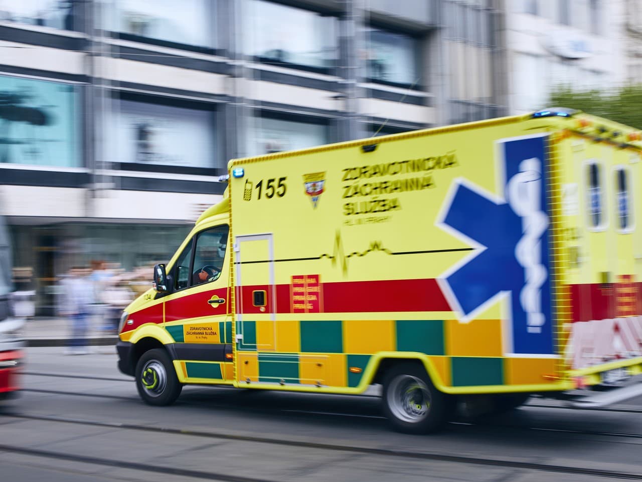 Podlaha sa prepadla počas oslavy v Paríži, jeden zranený vážne