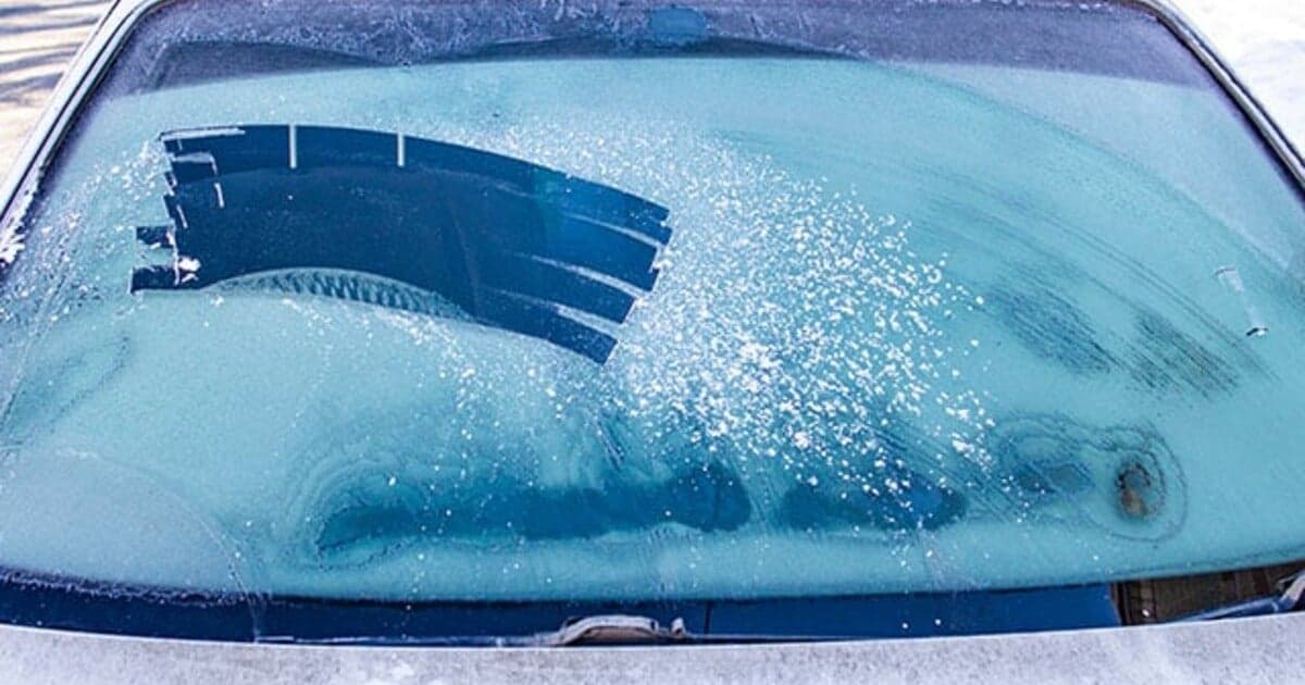 Ako bezpečne odstrániť námrazu z auta: Rady odborníkov