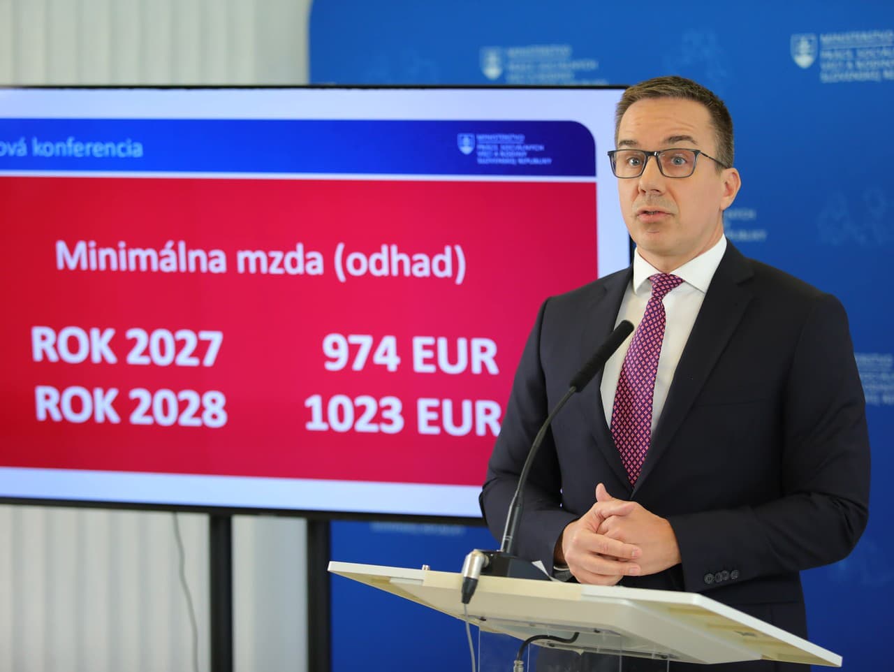 Minimálna mzda na Slovensku vzrástla na historických 915 eur