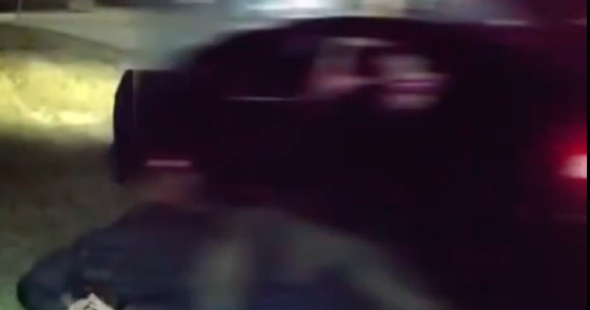 Mladý vodič unikal policajtom s opitými deťmi v aute