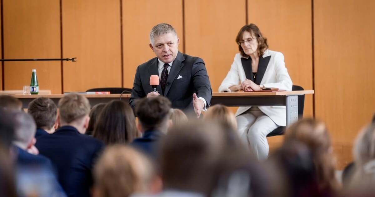 Študenti odišli z diskusie s Ficom, premiér ich vyzval na Ukrajinu