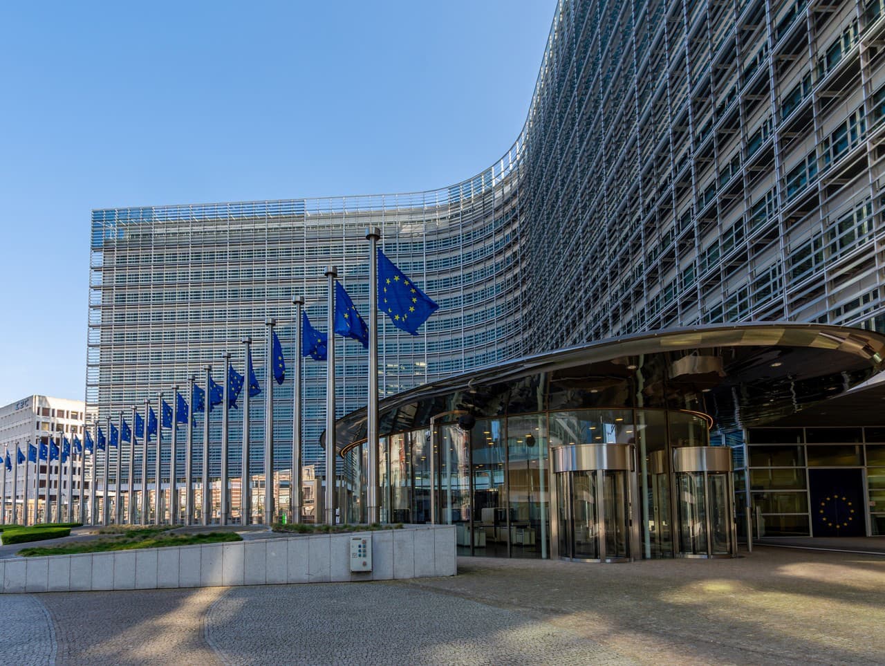 Európsky parlament varuje pred hrozbami voči Grónsku a novými clami