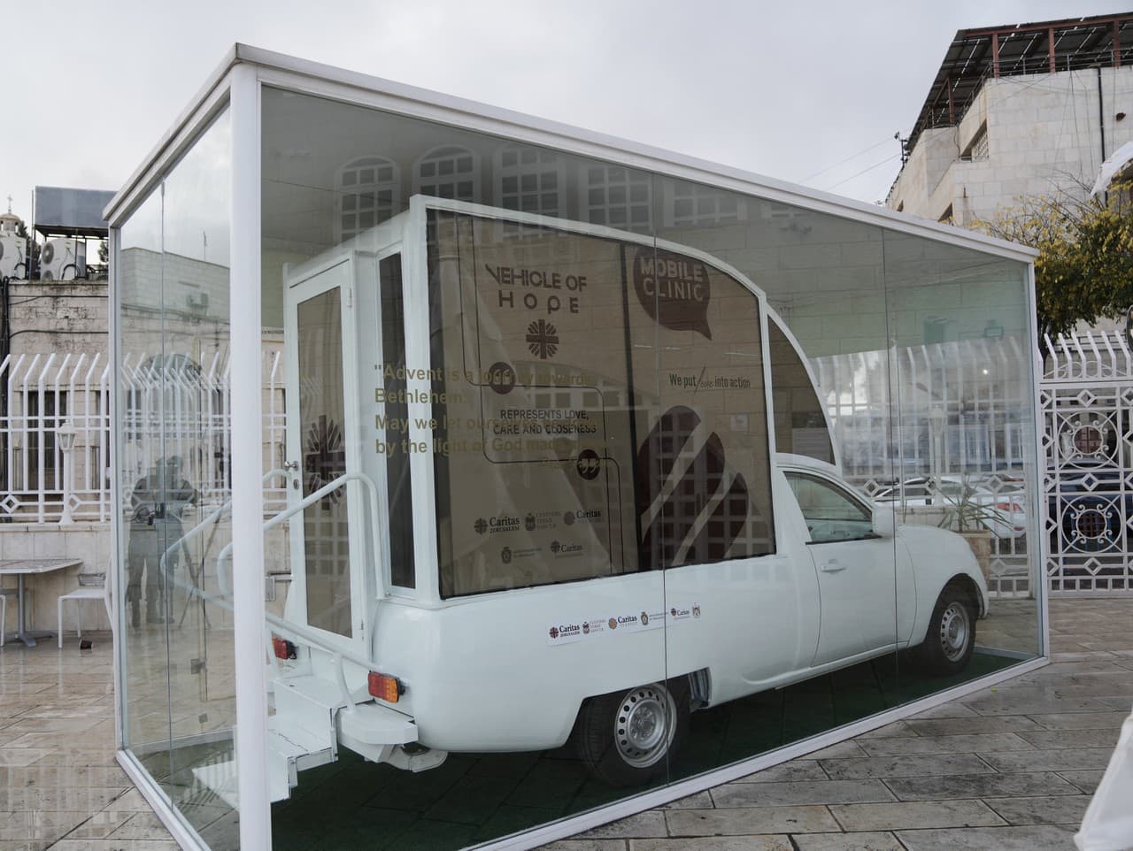 Papamobil sa mení na mobilnú kliniku pre deti v Gaze