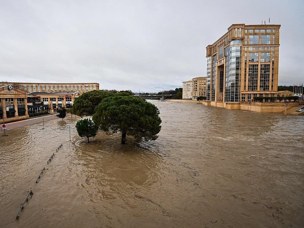 Južné Francúzsko čelí katastrofálnym záplavám pred Vianocami