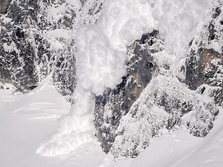 Pozor na lavíny: Oteplenie hrozí samovoľným zosunom snehu