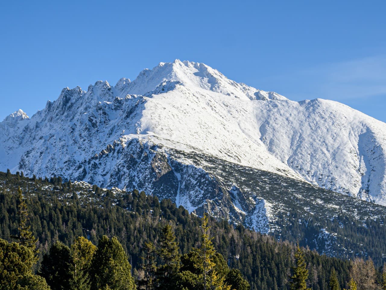 Tretí stupeň lavínového nebezpečenstva v Tatrách: Turisti, pozor!