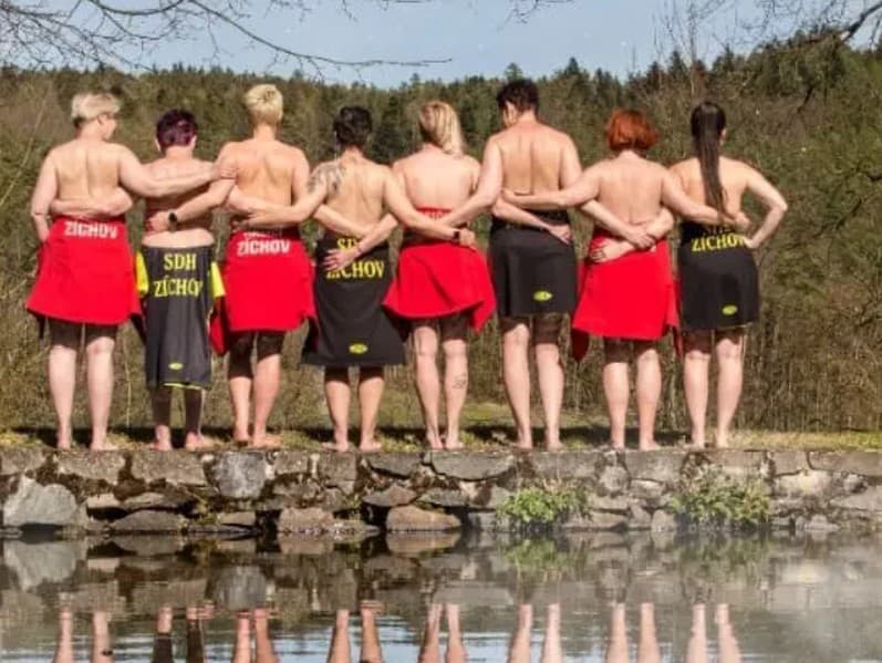 Hasičky z Zichova prekvapili intímnym kalendárom pre dobrú vec