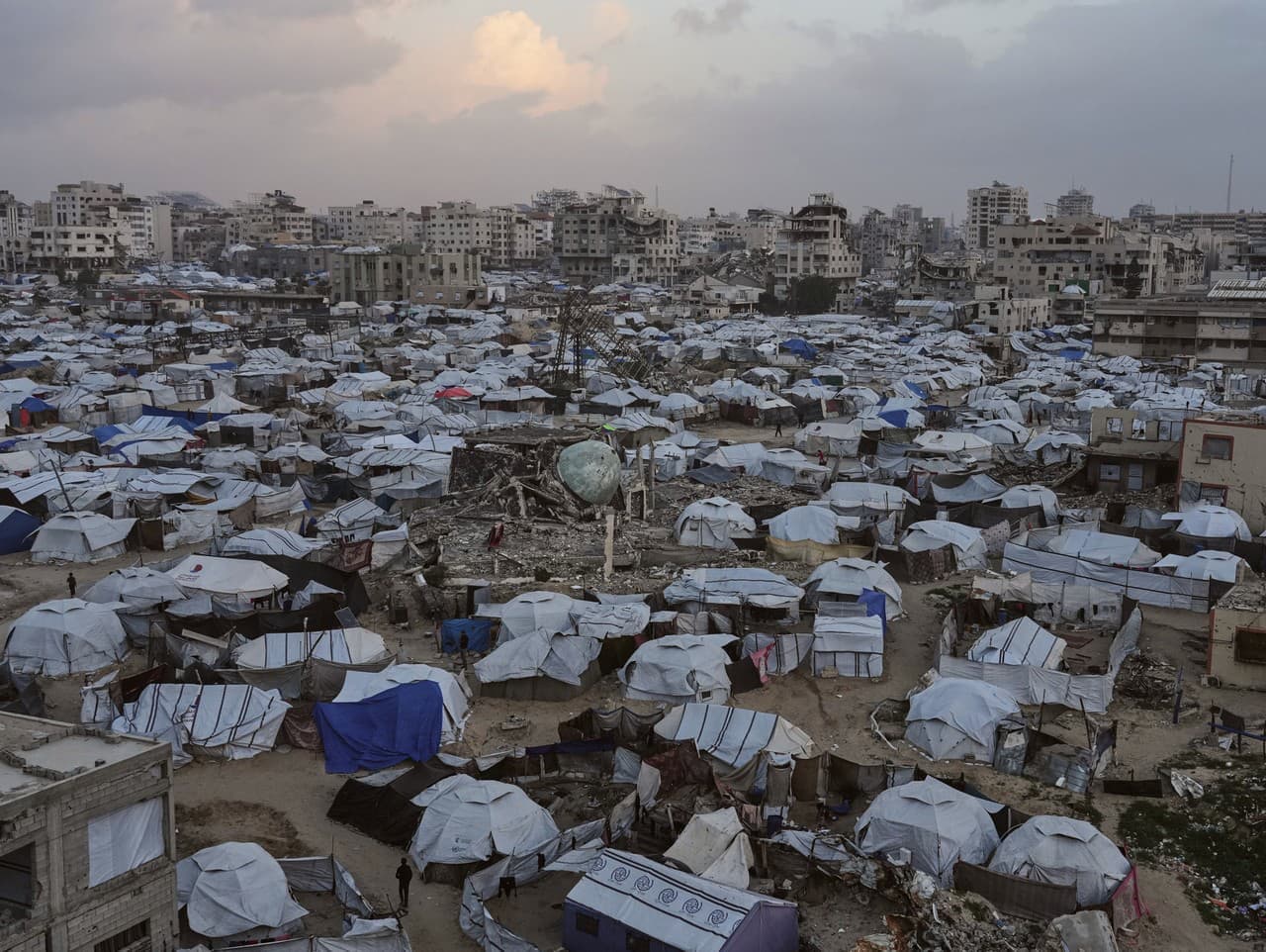 Pri izraelských úderoch v Gaze zomrelo 12 Palestínčanov