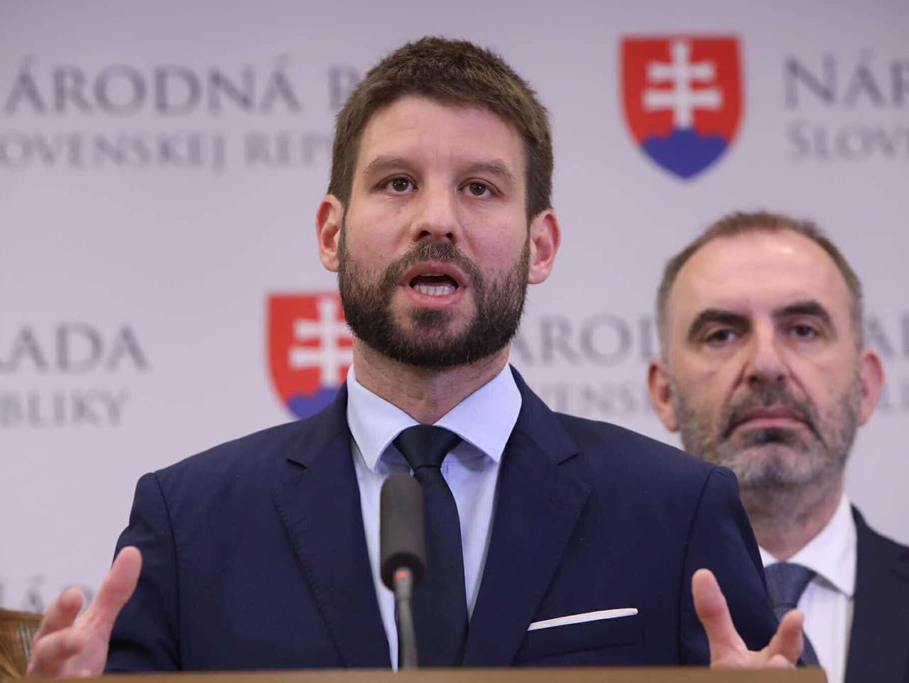 PS varuje pred kolíziou s právom EÚ, Šimečka kritizuje Fica