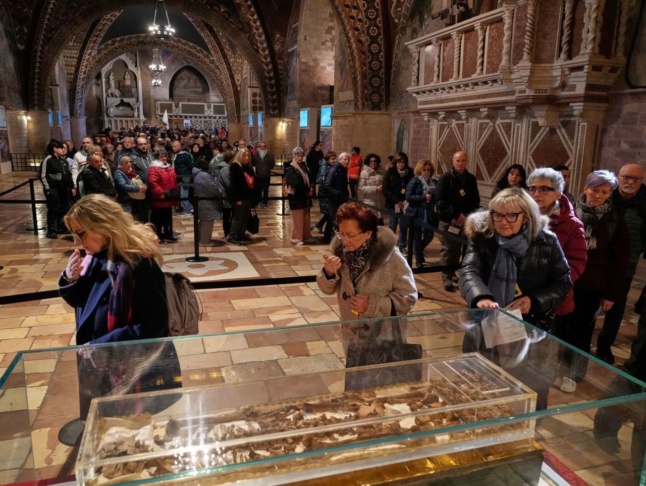 V Assisi sú po prvýkrát vystavené pozostatky svätého Františka