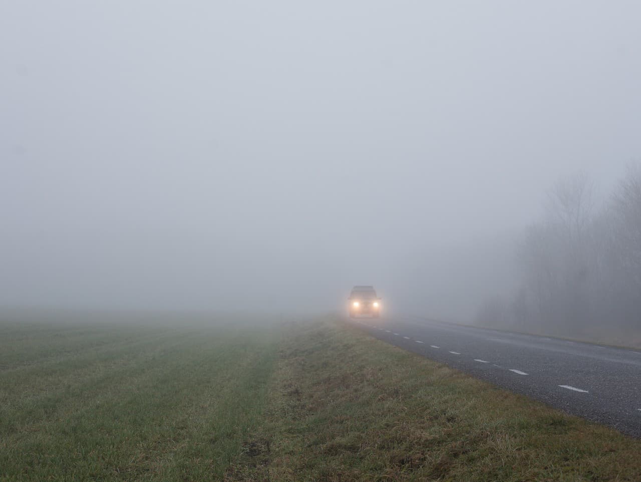 Výstrahy pred hmlou: Nebezpečenstvo na západe a severe Slovenska