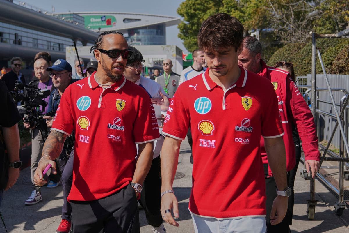 Napätie vo Ferrari: Hamilton a Leclerc na odchode?