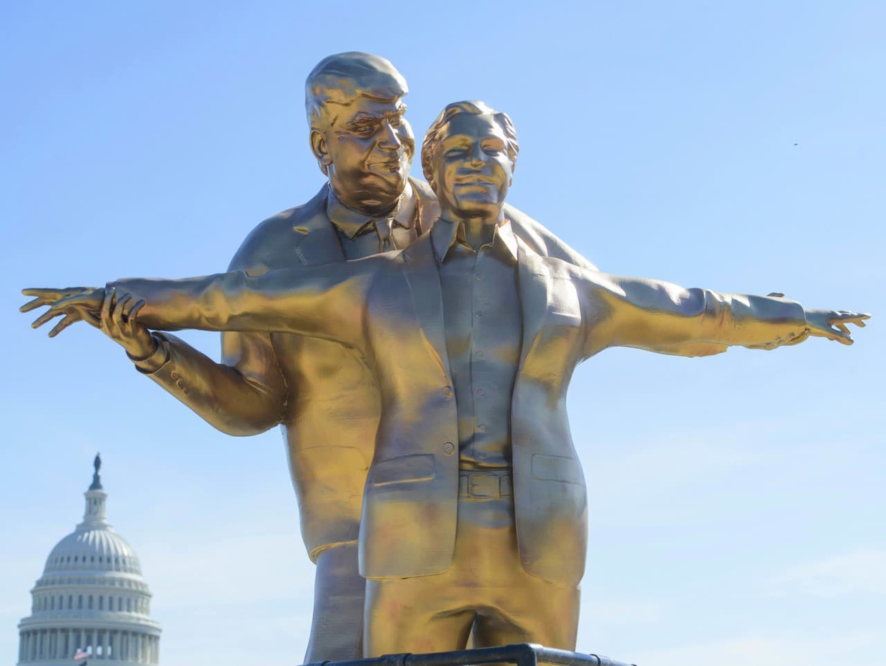 Provokatívna socha Trumpa a Epsteina na National Mall